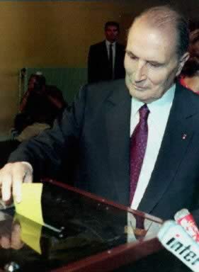 法国公决以微弱多数通过《马约》