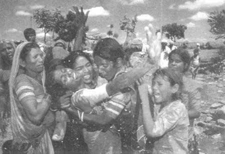 印度发生强烈地震(Todayonhistory.com)