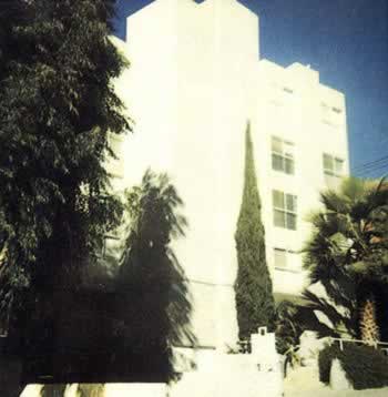 女作家张爱玲在美国洛杉矶逝世