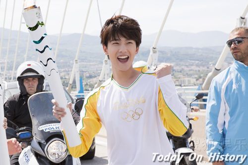 杨洋里约2016年里约奥运会圣火传递活动中首位中国火炬手在希腊Rio–Antirrio bridge顺利完成圣火接力